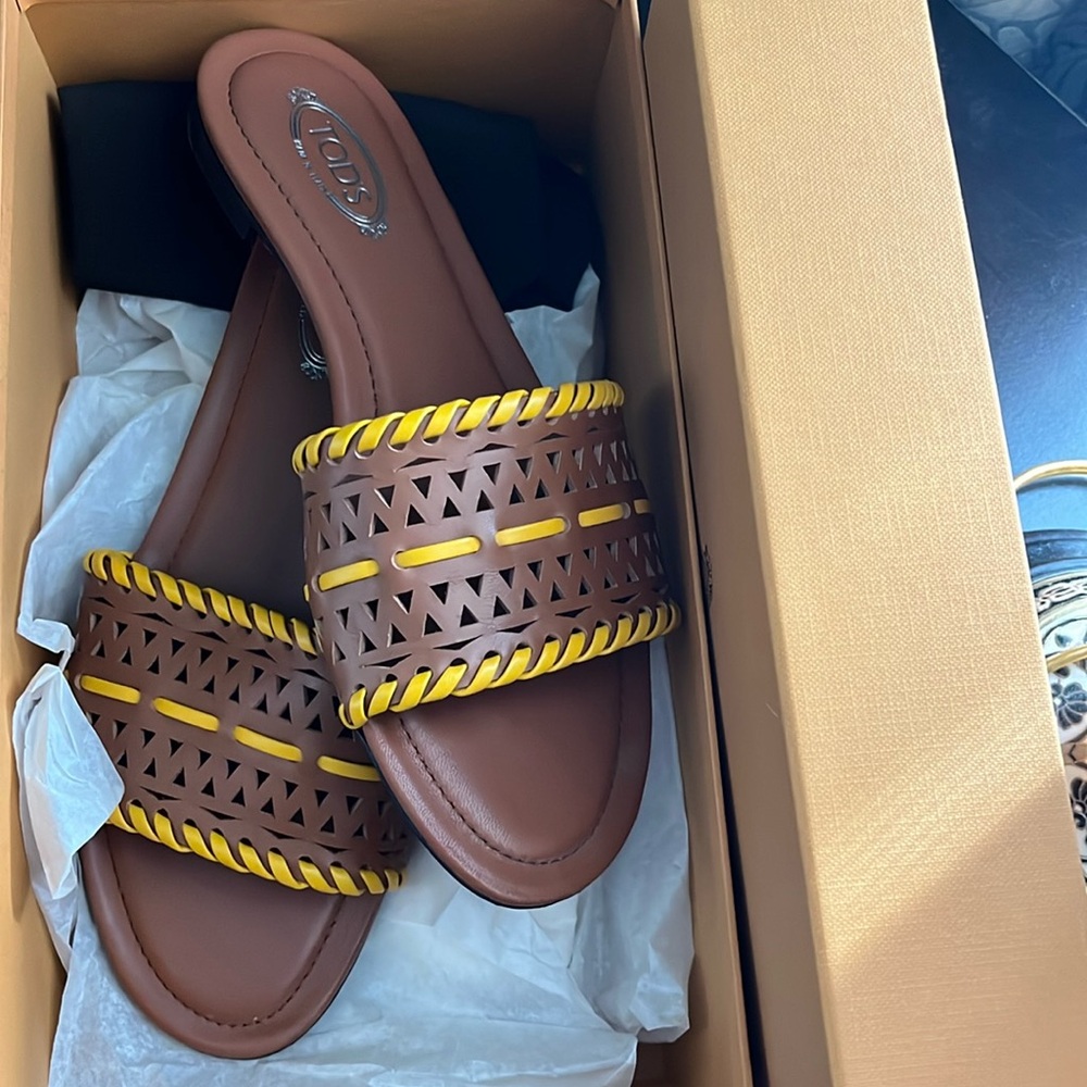 Tod’s sandals 7.5